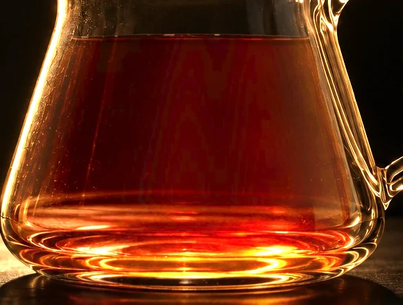 浅煎りの豆で淹れた一杯。カラフェの中の液の色。