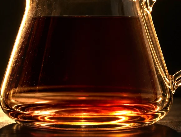中煎りの豆で淹れた一杯。カラフェの中の液の色。